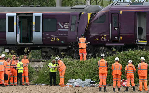 Petugas Kepolisian Transportasi Inggris, petugas Cabang Investigasi Kecelakaan Kereta Api, dan Network Rail bekerja di lokasi tabrakan dua kereta East Midlands Railway (EMR) di selatan Bedford, Inggris tengah (20/6/2026). Foto: Justin Tallis/AFP