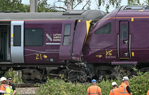 Petugas Kepolisian Transportasi Inggris, petugas Cabang Investigasi Kecelakaan Kereta Api, dan Network Rail bekerja di lokasi tabrakan dua kereta East Midlands Railway (EMR) di selatan Bedford, Inggris tengah (20/6/2026). Foto: Justin Tallis/AFP