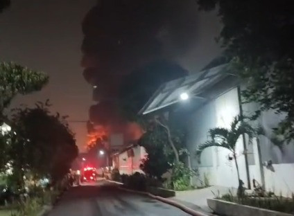 Kebakaran di pabrik sendal Sun Swallow di Jalan Melati Raya, Tanah Tinggi, Kota Tangerang pada Senin (22/6) dini hari. Foto: Dok. BPBD Kota Tangerang