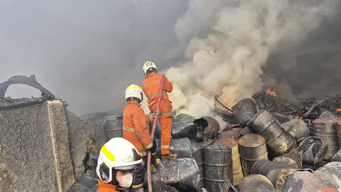 Petugas pemadam kebakaran berusaha mematikan api yang membakar Pabrik Swallow Tangerang masuk tahap pendinginan, Banten, Senin (22/6/2026). Foto: Dok. Istimewa
