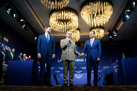Perdana Menteri Pakistan Shehbaz Sharif (tengah) dan Perdana Menteri Qatar Sheikh Mohammed bin Abdulrahman bin Jassim al-Thani bergandengan tangan di samping Wakil Presiden AS JD Vance. Foto: Nathan Howard / POOL / AFP