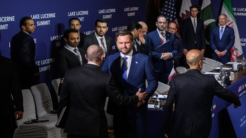 Wakil Presiden AS JD Vance (CR) berdiri sebelum pertemuan segi empat antara Amerika Serikat, Iran, Pakistan, dan Qatar di kompleks hotel mewah Burgenstock yang menghadap Danau Lucerne, Swiss, pada 21 Juni 2026. Foto: Fabrice Coffrini / POOL / AFP