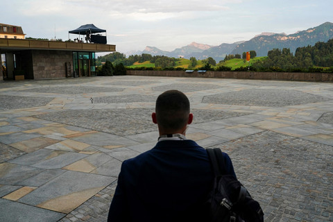Seorang agen Secret Service berjalan di halaman kompleks hotel mewah Burgenstock yang menghadap Danau Lucerne, Swiss, pada hari perundingan antara AS, Iran, Pakistan, dan Qatar di Danau Lucerne, Swiss, pada 21 Juni 2026. Foto: Nathan Howard / POOL / AFP