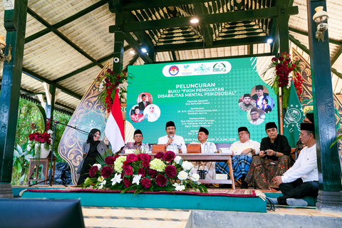Mensos Saifullah Yusuf (Gus Ipul) meluncurkan buku Fikih Penguatan Disabilitas Psikososial dari Pemahaman Keagamaan Menuju Kesamaan Hak dan Keadilan Sosial di Teras Gubuk Pesantren Al-Falah Ploso, Kediri, Minggu (21/6/2026).  Foto: Kemensos RI