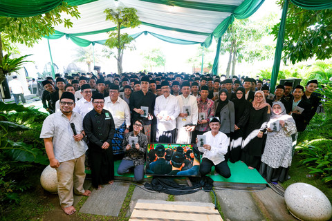 Mensos Saifullah Yusuf (Gus Ipul) meluncurkan buku Fikih Penguatan Disabilitas Psikososial dari Pemahaman Keagamaan Menuju Kesamaan Hak dan Keadilan Sosial di Teras Gubuk Pesantren Al-Falah Ploso, Kediri, Minggu (21/6/2026).  Foto: Kemensos RI