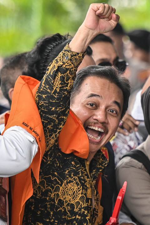 Petugas kepolisian menggiring Roy Suryo ke dalam gedung di Kejaksaan Negeri Jakarta Selatan, Jakarta, Senin (22/6/2026). Foto: Sulthony Hasanuddin/Antara Foto