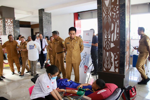 Wamendagri Akhmad Wiyagus saat kegiatan donor darah dan pengobatan gratis di Jayapura, Papua, Senin (22/6/2026). Foto: Dok. Kemendagri