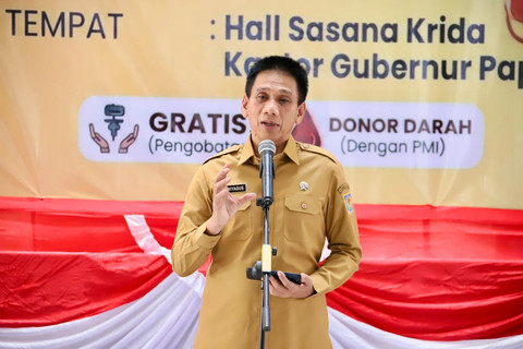 Wamendagri Akhmad Wiyagus meberikan arahan saat kegiatan donor darah dan pengobatan gratis di Jayapura, Papua, Senin (22/6/2026). Foto: Dok. Kemendagri