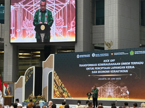 Gubernur BI Perry Warjiyo meluncurkan program Transformasi Kewirausahaan UMKM Terpadu yang ditujukan untuk mencetak sekitar 4.000 wirausaha baru dari sektor UMKM dan pondok pesantren, Senin (22/6). Foto: Ave Airiza Gunanto/kumparan