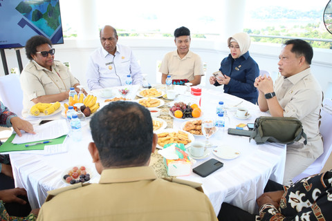 Mendagri Tito Karnavian menggelar pertemuan dengan seluruh gubernur/wakil gubernur se-Tanah Papua yang berlangsung di Gedung Negara Papua, Kota Jayapura, Senin (22/6/2026). Foto: Dok. Kemendagri