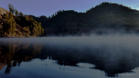 Kabut melayang di Ranu Kumbolo. Foto: Bima S