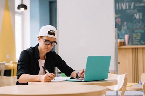 Seorang mahasiswa mengerjakan tugas di depan laptop menjelang tenggat waktu pengumpulan. Foto: Pexels