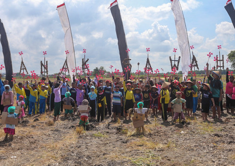 Anak-anak bermain permainan tradisional di Kampung Lali Gadget. Foto: Istimewa.