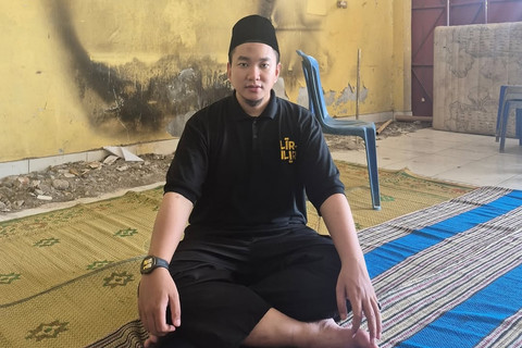 Ustaz Muhammad Faizar dari Purwokerto, Jawa Tengah mendatangi dan merukiah rumah yang mengalami 126 kali kebakaran secara misterius di Margomulyo, Kapanewon Seyegan, Kabupaten Sleman. Foto: Instagram/@muhammad.faizar