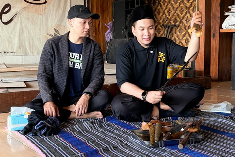 Ustaz Muhammad Faizar dari Purwokerto, Jawa Tengah mendatangi dan merukiah rumah yang mengalami 126 kali kebakaran secara misterius di Margomulyo, Kapanewon Seyegan, Kabupaten Sleman. Foto: Instagram/@muhammad.faizar