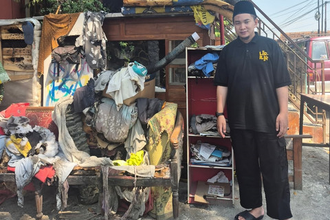 Ustaz Muhammad Faizar dari Purwokerto, Jawa Tengah mendatangi dan merukiah rumah yang mengalami 126 kali kebakaran secara misterius di Margomulyo, Kapanewon Seyegan, Kabupaten Sleman. Foto: Instagram/@muhammad.faizar
