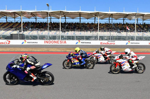 Para pembalap muda yang berlaga di kelas National Sport 250 (NS250) dalam Pertamina Mandalika Racing Series Round 2, di Pertamina Mandalika International Sirkuit, Lombok Tengah, Lombok, Nusa Tenggara Barat pada Minggu (20/6/2026). Foto: Dok. Pertamina