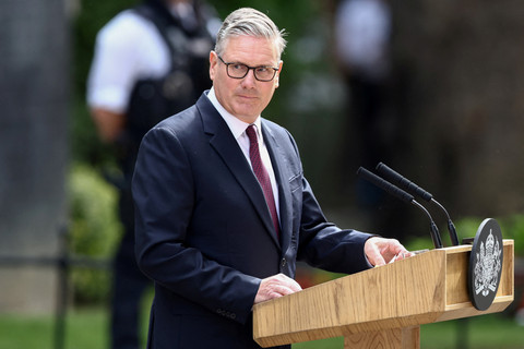 Perdana Menteri Inggris Keir Starmer memberikan keterangan saat mengumumkan pengunduran dirinya sebagai Perdana Menteri Inggris di luar 10 Downing Street, London, Inggris, Senin (22/6/2026). Foto: Toby Shepheard/REUTTERS