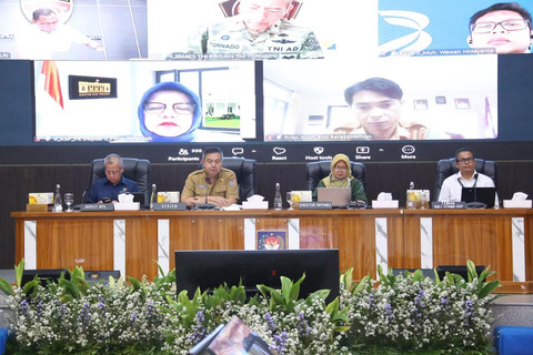 Sekjen Kemendagri Tomsi Tohir memimpin Rapat Koordinasi Pengendalian Inflasi Daerah yang berlangsung secara hybrid dari Kantor Pusat Kemendagri, Jakarta, Senin (22/6/2026). Foto: Kemendagri RI