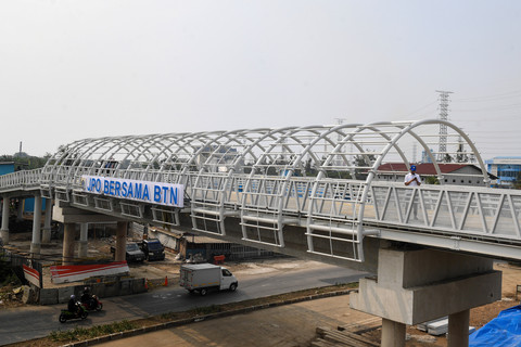 Warga berjalan melintasi Jembatan Penyeberangan Orang (JPO) Bersama BTN di kawasan Ancol, Jakarta, Senin (22/6/2026). Foto: Muhammad Adimaja/ANTARA FOTO