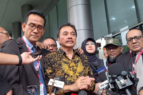 Tersangka kasus dugaan fitnah dan pencemaran nama baik terkait keaslian ijazah Presiden ke-7 RI Joko Widodo, Roy Suryo dan Tifauzia Tyassuma (dokter Tifa) memberikan keterangan kepada wartawan di Kejari Jakarta Selatan, Jakarta, Senin (22/6/2026). Foto: Luthfia Miranda Putri/Antara