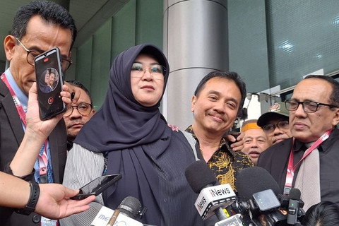 Tersangka kasus dugaan fitnah dan pencemaran nama baik terkait keaslian ijazah Presiden ke-7 RI Joko Widodo, Roy Suryo dan Tifauzia Tyassuma (dokter Tifa) memberikan keterangan kepada wartawan di Kejari Jakarta Selatan, Jakarta, Senin (22/6/2026). Foto: Luthfia Miranda Putri/Antara