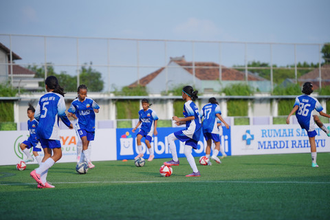 Menjelang kick-off MilkLife Soccer Challenge All-Stars, tim All-Stars Bekasi melaksanakan Official Training di Supersoccer Arena, Rendeng, Kudus, Senin (22/6/2026).
 Foto: MilkLife Soccer