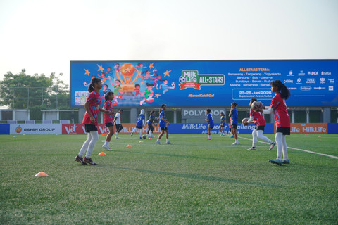 Menjelang kick-off MilkLife Soccer Challenge All-Stars, tim All-Stars Kudus melaksanakan Official Training di Supersoccer Arena, Rendeng, Kudus, Senin (22/6/2026).
 Foto: MilkLife Soccer