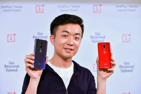 Salah satu pendiri dan direktur OnePlus, Carl Pei, meluncurkan OnePlus 7 dan OnePlus 7 Pro terbaru mereka dalam acara peluncurannya di Bangalore, pada 14 Mei 2019. Foto: Manjunath Kiran / AFP