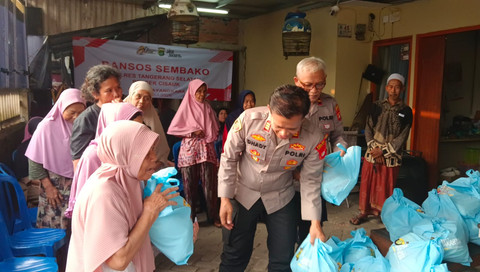 Polsek Cisauk memberikan bantuan sosial di wilayah slum area, Kelurahan Keranggan, Kecamatan Setu, Tangerang Selatan, Senin (22/6/2026). Foto: Polsek Cisauk