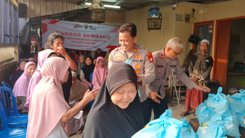 Polsek Cisauk memberikan bantuan sosial di wilayah slum area, Kelurahan Keranggan, Kecamatan Setu, Tangerang Selatan, Senin (22/6/2026). Foto: Polsek Cisauk