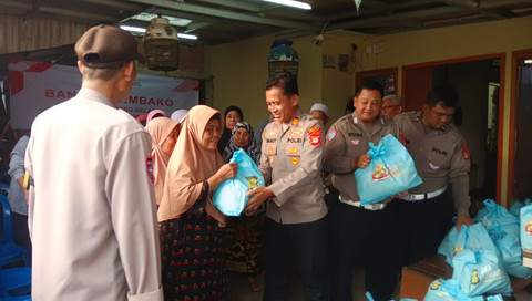 Polsek Cisauk memberikan bantuan sosial di wilayah slum area, Kelurahan Keranggan, Kecamatan Setu, Tangerang Selatan, Senin (22/6/2026). Foto: Polsek Cisauk