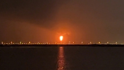 Ledakan besar di sebuah pusat pengelolaan gas alam cari (LNG) di Ras Laffan, Qatar pada Minggu (21/6). Foto: AFP