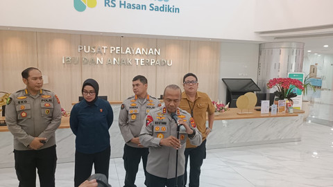 Kapolda Jabar, Irjen Pol Rudi Setiawan dalam konferensi pers di RSHS Bandung terkait perkembangan kasus wanita yang menjadi korban penyekapan dan penganiayaan, Selasa (23/6/2026). Foto: Abisatya/kumparan