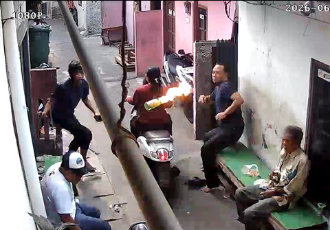 CCTV Ibu dan Anak dilempar molotov di Jakarta Utara. Foto: Dok. Istimewa