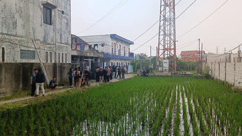 Polisi lakukan olah tempat kejadian perkara (TKP) di kamar kos yang ditempati oleh wanita yang menjadi korban penyekapan dan penganiayaan, Selasa (23/6/2026). Foto: Abisatya/kumparan