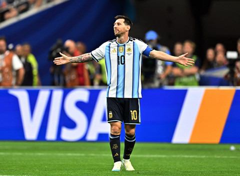 Pemain bintang timnas Argentina, Lionel Messi, menunjukkan reaksinya di lapangan dalam laga Grup J Piala Dunia FIFA 2026 melawan Austria di Stadion Dallas, Arlington, Texas, AS, Senin (22/6/2026). Foto: MARIA LYSAKER/IMAGN IMAGES via REUTERS