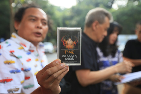 Musisi senior Fariz RM bersama kuasa hukum Deolipa Yumara saat memberikan keterangan terkait tindak lanjut penyalahgunaan hak cipta di Polda Metro Jaya, Jakarta, Selasa, (23/6/2026). Foto: Agus Apriyanto