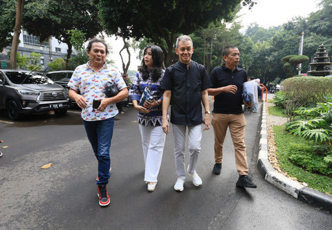 Musisi senior Fariz RM bersama kuasa hukum Deolipa Yumara saat memberikan keterangan terkait tindak lanjut penyalahgunaan hak cipta di Polda Metro Jaya, Jakarta, Selasa, (23/6/2026). Foto: Agus Apriyanto