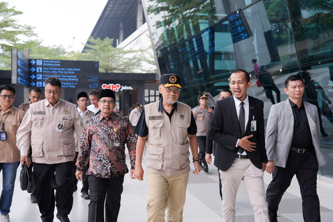 Menteri Haji dan Umrah Mochamad Irfan Yusuf (Gus Irfan) menyambut kepulangan kelompok pertama Petugas Penyelenggara Ibadah Haji (PPIH) Daerah Kerja Makkah di Bandara Internasional Soekarno-Hatta, Tangerang, Selasa (23/6).
Foto: Kemenhaj RI