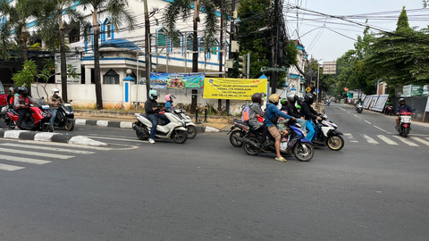 Pengendara berhenti melewati marka jalan di simpang Jalan Raya Ragunan. Foto: Dok. kumparan