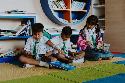 Ilustrasi Peserta Didik Sedang Membaca Buku. Foto : Pixabay