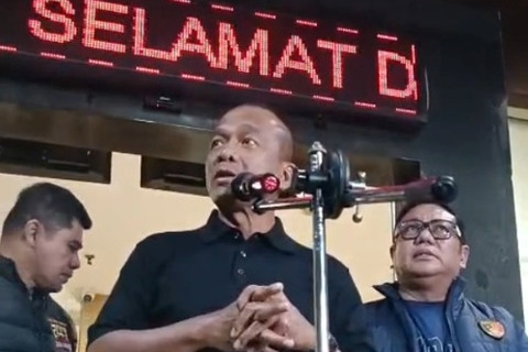 Kapolda Jabar Irjen Pol Rudi Setiawan memberikan keterangan pers penangkapan tersangka penganiayaan terhadap seorang perempuan di Polda Jawa Barat, Bandung, Selasa (23/6/2026). Foto: Abisatya Ramdhani/kumparan