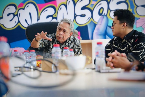 Wamensos Agus Jabo Priyono menerima audiensi perwakilan Kemensetneg bersama tim Penjaga Harapan di Kantor Kementerian Sosial RI, membahas rencana produksi film Sekolah Rakyat, Selasa (23/6/2026). Foto: Dok Kemensos