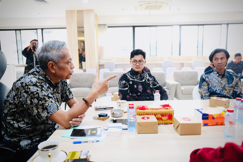 Wamensos Agus Jabo Priyono menerima audiensi perwakilan Kemensetneg bersama tim Penjaga Harapan di Kantor Kementerian Sosial RI, membahas rencana produksi film Sekolah Rakyat, Selasa (23/6/2026). Foto: Dok Kemensos