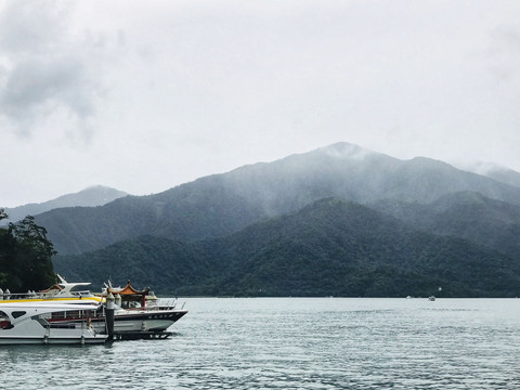 Kabut tipis yang menyelimuti Sun Moon Lake menciptakan suasana tenang yang memikat para pengunjung. Sumber Foto: https://www.pexels.com