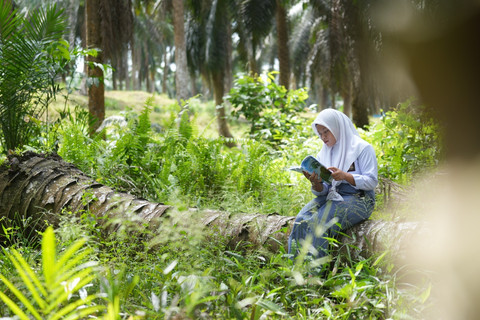Anak sekolah kesulitan cari sinyal. Foto: Dok. Istimewa