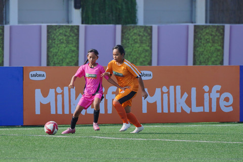 Di Grup A, All-Stars Samarinda (jersey orange) sukses meraih 3 poin usai menundukkan tim All-Stars Jakarta (jersey pink) dengan skor akhir 2-1 dalam laga pembuka yang tersaji di Supersoccer Arena, Rendeng, Kudus, Selasa (22/6). Foto: Dok. MilkLife Soccer Challenge