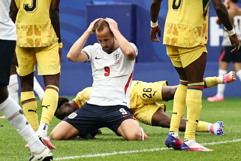 Penyerang Timnas Inggris Harry Kane menunjukan ekspresi kecewa saat pertandingan melawan Ghana di Piala Dunia 2026. Foto: Peter Cziborra/REUTERS
