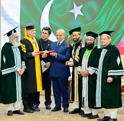 Presiden Republik Islam Iran Dr. Masoud Pezeshkian (kedua dari kiri) menerima gelar doktor HC bidang bedah jantung disaksikan PM Republik Islam Pakistan Muhammad Shehbaz Sharif (baju jas) di Islamabad, Selasa (23/6/2026). Foto: IG/@shehbazsharif